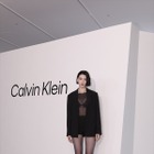 三吉彩花、胸元透けた大胆ブラトップコーデで登場！「カルバンクライン原宿」にセレブリティ13名が集結 画像