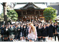 “ケータイ世代の歌姫”は受験生の味方〜西野カナが中学生50人と合格祈願 画像
