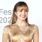 BLACKPINK・リサ、胸元の線がくっきり…ぴっちりドレス着た圧巻美貌！渦中の坂口健太郎との姿も【PHOTO】 画像
