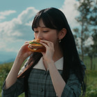 乃木坂46・池田瑛紗、マクドナルドCMに初出演！堺雅人と“サムライマック”頬張る 画像