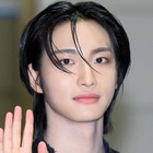 「沖縄来てたの!?」ATEEZ・ソンファ、海が似合う爽やかな白シャツ姿にトキメキ…【PHOTO】 画像