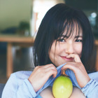 磯山さやか、美バストにフルーツ乗せた“アドリブ”ショット披露！ 画像