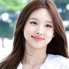 長い美脚丸出し！TWICE・ナヨンの肉体美浮き上がる衣装姿が素敵　ミナとの密着肩乗せショットも【PHOTO】 画像