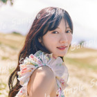 日向坂46・河田陽菜、ドレス姿の可憐なショット！デンマークのお花畑で撮影したポストカードが公開 画像