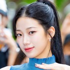 「イ、イケメンすぎる…」LE SSERAFIM・カズハ、“メンズライク”な新ビジュアルに沼落ちファン続出！【PHOTO】 画像