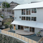 眺望に”全振り”した絶景ハウス！巨大擁壁の上にそびえ立つ佐世保港の家『住人十色』 画像