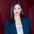 TWICE・ジヒョ、“超ミニ丈”ボトムスで生脚全開に！小麦肌際立つ太ももクロスSHOT【PHOTO】 画像