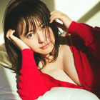 磯山さやか、豊満な美谷間のぞく“無防備”ショット！デビュー25周年写真集のアナザーバージョンが本日発売 画像