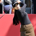 そんなアングルで!? 韓国の177cm女子ゴルファー、美脚際立つミニスカウェア姿の撮影風景に反響【PHOTO】 画像