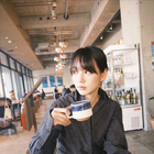 のん、カフェでのリラックスショット公開！ファン「笑顔が、大人びてきた！？」「おしゃれな隙間写真」 画像