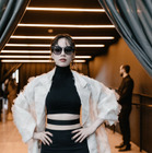 のん、くびれ際立つクールな衣装にファン絶賛！「完全に心を奪われる」 画像