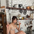 元STU48・沖侑果、ベージュストライプビキニでキッチン撮影！美バスト&美くびれで魅せる大人の色気 画像