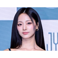 上目遣いにドキドキ…TWICE・ツウィ、ゆるめ衣装で際立つ“危うい雰囲気”にファン騒然「キャー！」「限界突破してる」 画像