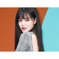 ナイトプールで開放的なスイムウェア姿…タトゥーも堂々披露、元K-POPアイドルの近況に「気絶しそう」の声 画像