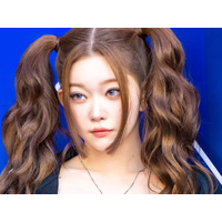 目が離せない…日本人K-POPアイドル、“ぴっちり”黒キャミ姿にドキッ「エグイです」「顔つよ」 画像