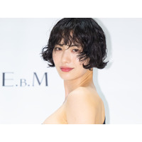 全身タトゥーを「バカみたい」と後悔し除去したナナ、インナーウェア姿で“まっさらな素肌”披露 画像