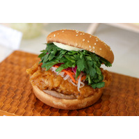 【実食】“アジアの屋台料理”を表現したパクチーバーガーを食べ比べ！フレッシュネスのファン投票で選ばれた新作&復活メニューを実食 画像