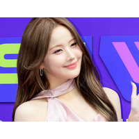 超ミニスカでインナー見せ…ベル、“短すぎ”な大胆衣装に視線集中「これは危険」「わぁぁ」 画像