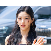 ほぼ見せてる…ハヌル、“大胆カット”でインナー露わなハイレグ衣装に視線釘付け「信じられない」 画像