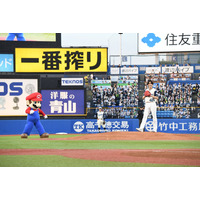 映画『ザ・スーパーマリオ』マリオ役の宮野真守が始球式に登板！ノーバウンド投球で思わず〝マリオポーズ”!? 画像