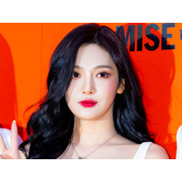 インナーを大胆露出…aespa・ニンニン、ほぼ素肌ジャケットの“無防備衣装”に悶絶「キャー！」「心臓もたん」 画像