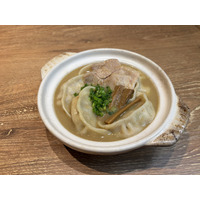 こってりスープの土鍋に肉汁餃子をイン！天下一品×ダンダダン、初のコラボメニューが登場 画像