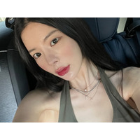 ハイレグ×パンツで“恥骨ファッション”披露、韓国女性歌手が「カリフォルニアガール」に変身 画像