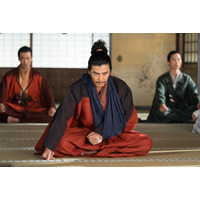 大河ドラマ「豊臣兄弟！」要潤が語る、明智光秀の「陰」と小栗旬との“緊張感” 画像