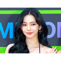 寝そべり“妖艶ポーズ”…aespa・カリナ、タイト衣装で際立つボリューム感「これは危険」 画像