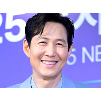 『イカゲーム』俳優イ・ジョンジェ、11年交際“財閥の恋人”と公演デート？目撃談が話題「オーラが…」 画像