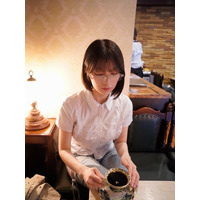 NMB48・安部若菜、メガネ姿でレトロ喫茶を満喫！知的な横顔でファン魅了 画像