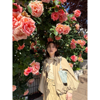 のん、スゴすぎる満開のバラとのショット公開！ファン「雰囲気良すぎ」「素敵な写真」と驚き 画像