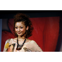 西山茉希、蝶をイメージの衣装で登場！――HPデザイナーズPC製品発表会 画像