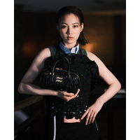 のん、洗練されたmiumiuコーデ披露！「やっとお会いできた」齋藤飛鳥とのツーショットも公開 画像