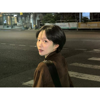 深夜の散歩で見せた“圧倒的彼女感”！韓国女優のエモさ溢れる近況ショットにファン悶絶 画像