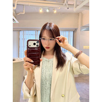 AKB48・小栗有以、レアなメガネ姿にファン「オシャレで上品」「似合いすぎ」 画像