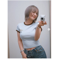 伊藤愛真、ホワイトベージュのショートウルフに！ヘソちらファッションも反響 画像
