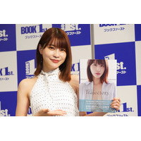 岸明日香、最新写真集では大胆露出のドレス姿がお気に入り「もしかして着てない」？ 画像