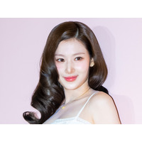 ずり落ちそう…TWICE・サナ、“胸元ざっくり”トップスから溢れるボリューム感「やっばい」 画像