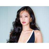 上半身の布面積が…BLACKPINK・ジェニー、みぞおちまで丸見え“ギリギリ”衣装で視線独占 画像