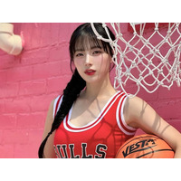 深めVネックから覗く美Body、前かがみも…大谷翔平の試合にも登場した韓国人気チアの悶絶ショット 画像
