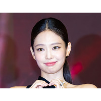 アンダーウェアを堂々と…BLACKPINK・ジェニー、美ボディ全開“攻め衣装”で魅了「キャー」 画像