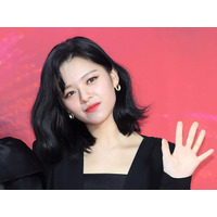 TWICE・ジョンヨン、至近距離ショットで際立つ“無欠点ビジュアル”に反響「毛穴ゼロ」「美の暴力」 画像