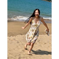 ちばひなの、花柄ワンピースで海辺を駆け回る！ビキニ姿で抜群のスタイル披露 画像