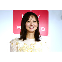 佐々木希がカレンダーオフショット＆動画を大量公開！ベッドで寝起きイメージの動画も 画像