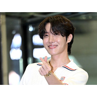 膝上のタトゥーもチラッ…BTS・J-HOPE、“ハーフパンツ”コーデで魅せる唯一無二のファッションセンス 画像
