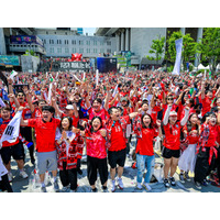 チアも登場、劇的勝利に1万8000人が歓喜に沸く　ソウルで韓国vsチェコ戦街頭応援　お昼時の会社員も選手にエール【北中米W杯】 画像