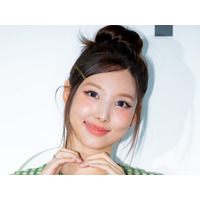 TWICE・ナヨン、眩しい“ビタミン笑顔”にキュン！爽やかお団子ヘアで魅力全開「ありえん可愛さ」 画像