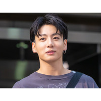 BTS・JUNG KOOK、30kgのダンベルも軽々と…！血管浮き出るバキバキ“肉体美”でファンを魅了 画像