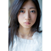 乃木坂46最年少・川端晃菜、15歳の魅力がさく裂！「無敵」をテーマにしたグラビアで魅了 画像